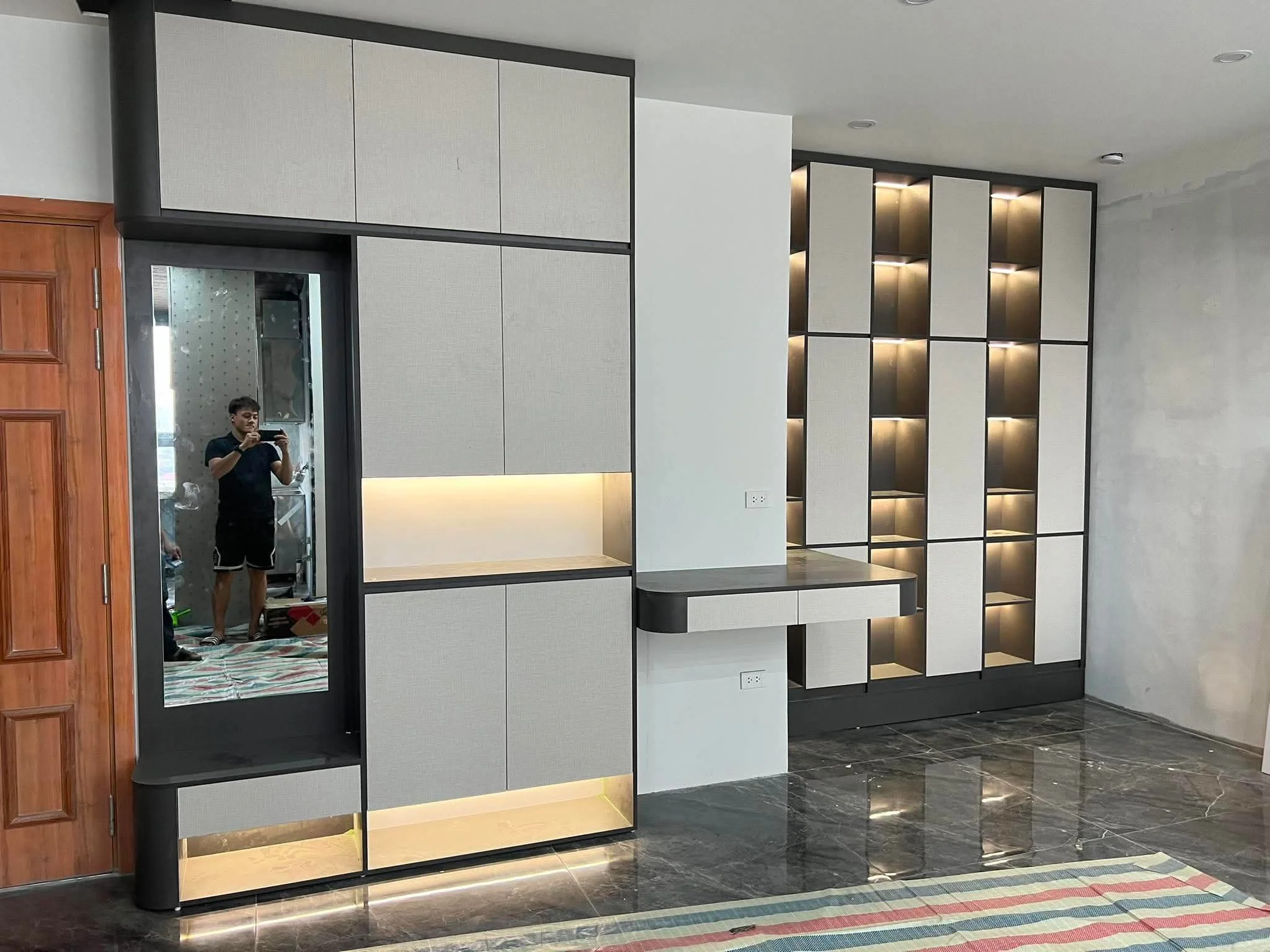 Hệ tủ cao màu sáng kết hợp gương đứng, bàn trang điểm và hốc tủ có đèn
